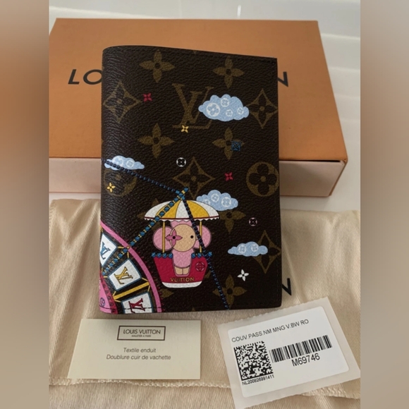 Louis Vuitton Passport Cover - Picture 1 of 9